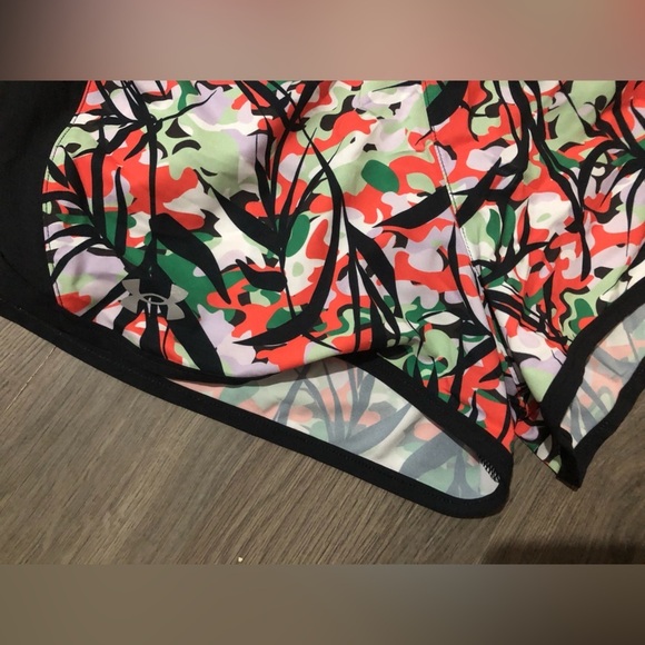 ➕ Under Armour | Waist Band With Drawstring Shorts - Picture 2 of 4